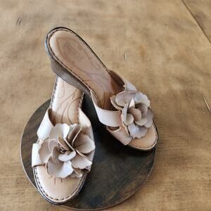 Born Radiance Wedge Sandals Women's 9 Beige Flower Boho Chic Comfort Feminine